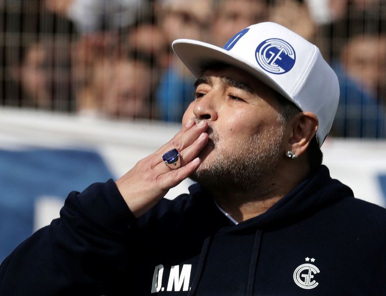 Diego Maradona en una tarde como entrenador de Gimnasia