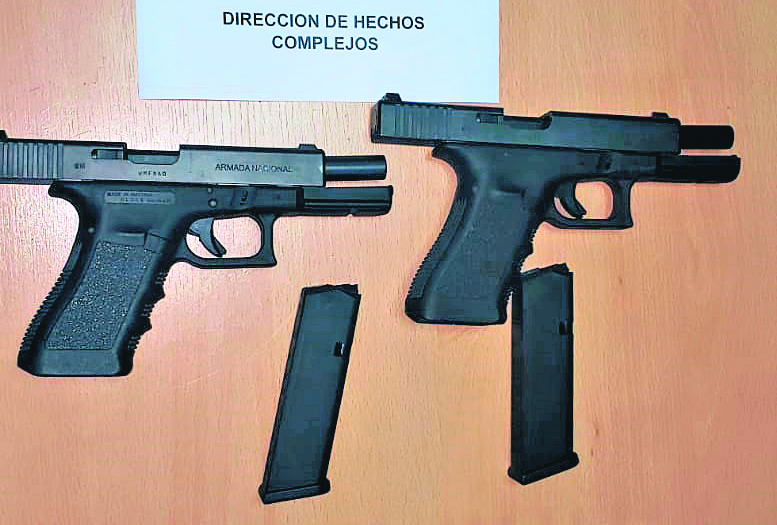 Las armas tienen en corredera del caño el nombre “Armada Nacional”. Foto: El País
