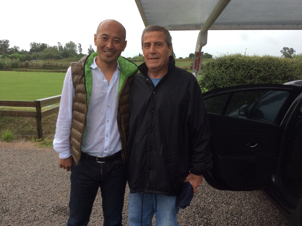 Yoshika Matsubara junto al maestro Óscar Washington Tabárez en el Complejo Celeste.