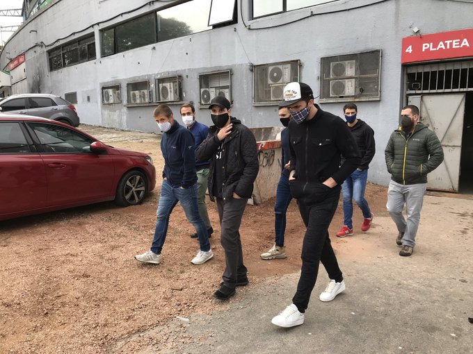 Jugadores de Liverpool a la salida del Estadio Centenario. FOTO: Enrique Arrillaga.
