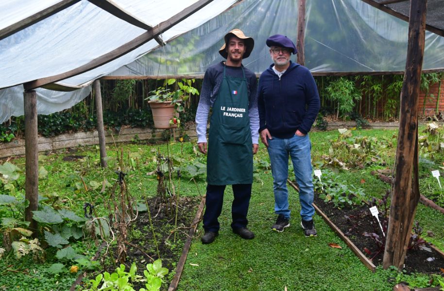 Fabián es quien se encarga del mantenimiento del jardín. Foto: Francisco Flores