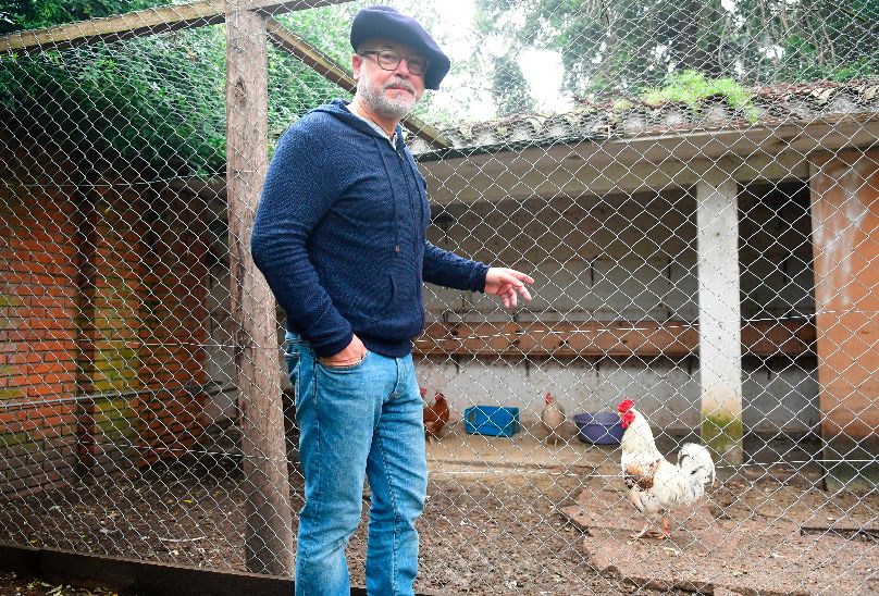 El embajador, Maurice y las gallinas. Foto: Francisco Flores