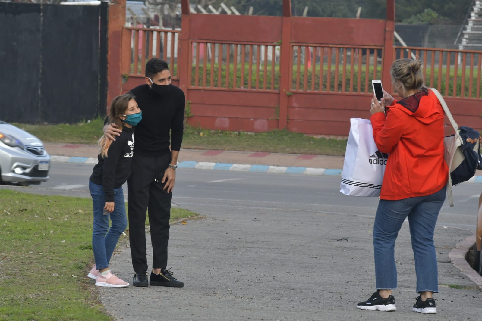 La gente aprovechó y se sacó fotos con jugadores como Urretaviscaya. Foto: Leonardo Mainé.