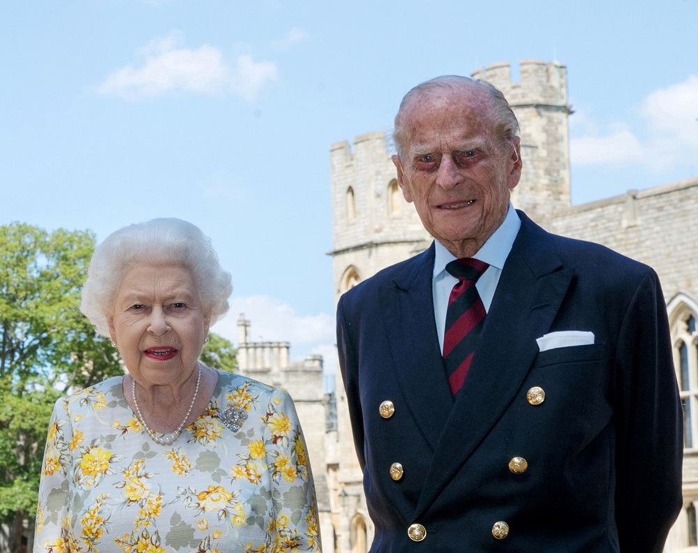 La reina Isabel II de Gran Bretaña y el príncipe Felipe de Gran Bretaña, duque de Edimburgo, posan en el cuadrilátero del castillo de Windsor el 6 de junio de 2020. Foto: Reuters
