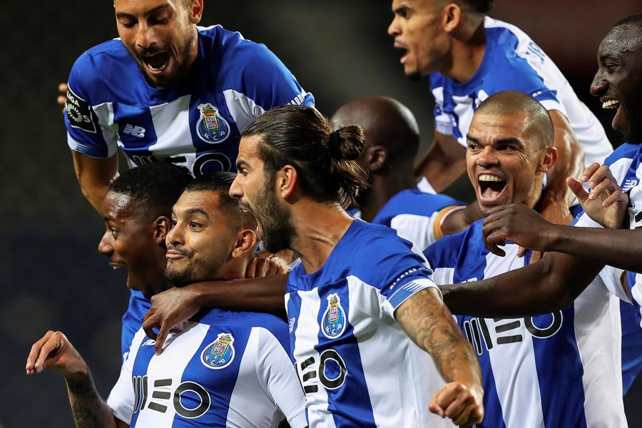 El festejo de Corona con sus compañeros.FOTO: EFE.