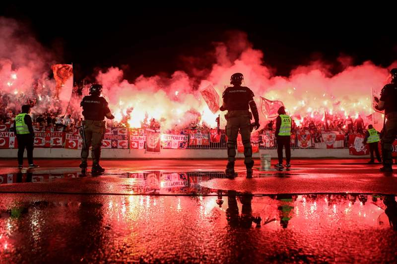 La fiesta en la tribuna del Estrella Roja