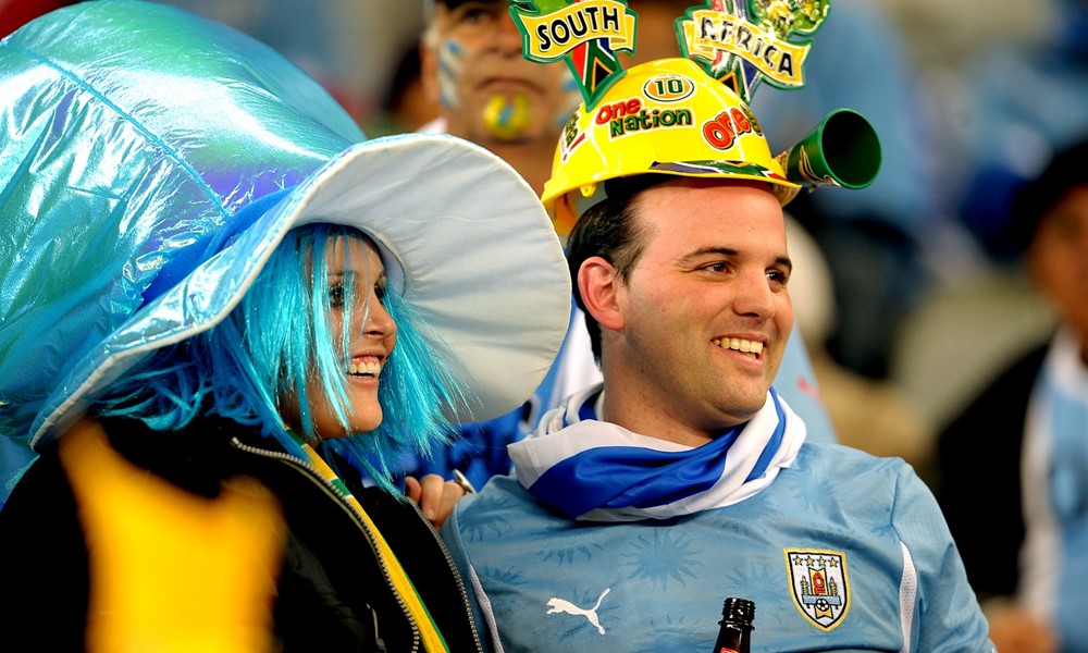 Hinchas en las tribunas en la previa al debut entre Uruguay y Francia en Sudáfrica 2010. Foto: Gerardo Pérez