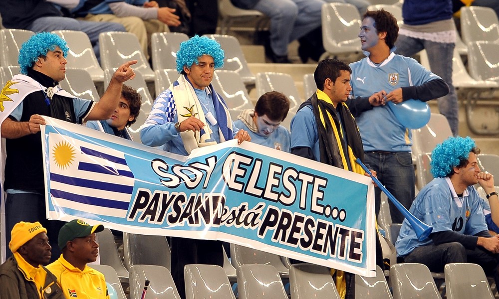 Hinchas en las tribunas en la previa al debut entre Uruguay y Francia en Sudáfrica 2010. Foto: Gerardo Pérez