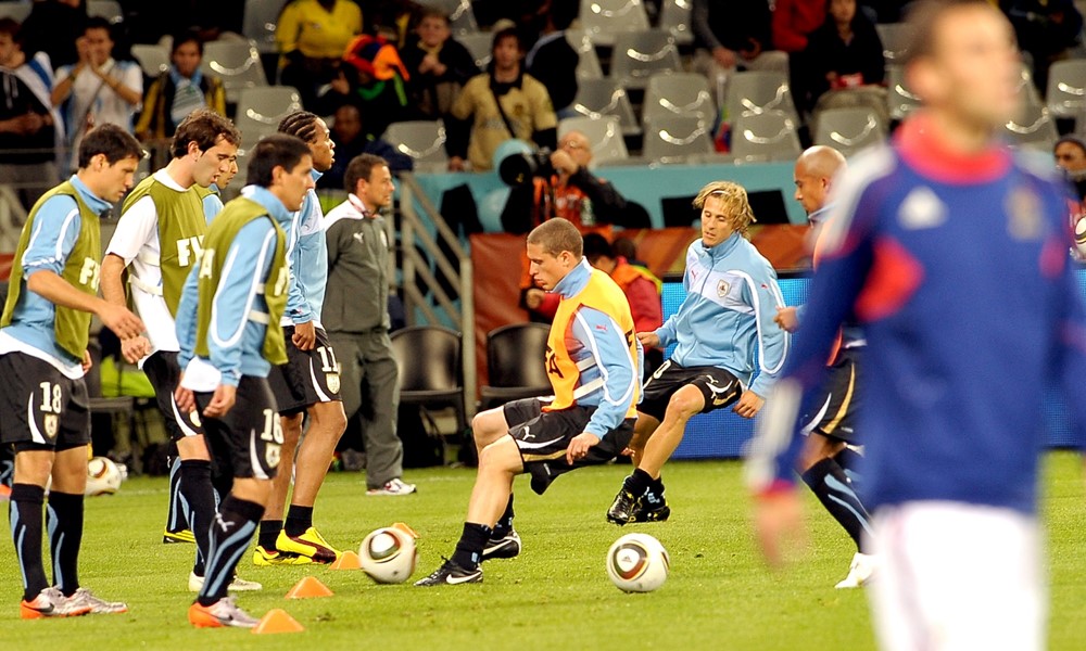 Los jugadores de Uruguay calientan previo al debut ante Francia en Sudáfrica 2010. Foto: Gerardo Pérez