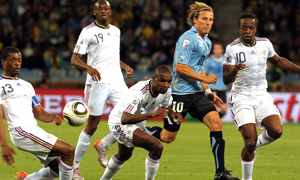 Diego Forlán es marcado por cuatro jugadores de Francia. El delantero terminó siendo figura ese Mundial. Foto: Gerardo Pérez