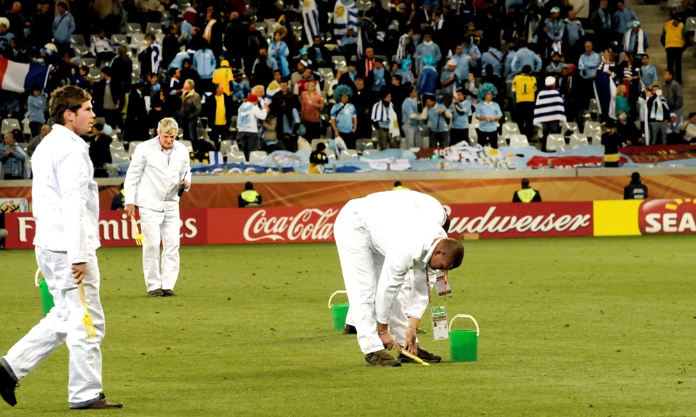 Trabajadores durante el entretiempo en el partido entre Uruguay y Francia en Sudáfrica 2010. Foto: Gerardo Pérez