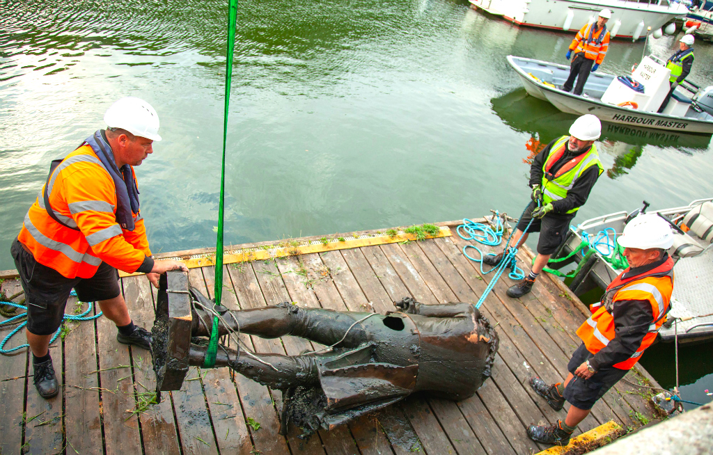 La estatua del traficante de esclavos, arrojada el domingo en Brístol, sacada ayer del río. Foto: AFP