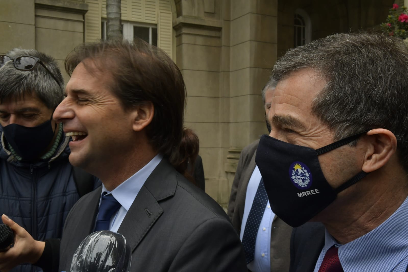Lacalle Pou y Talvi tras conmemoración de los 75 años del cierre de los campos de exterminio nazis. Foto: Leo Mainé