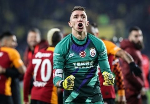 Fernando Muslera defendiendo los colores del Galatasaray.