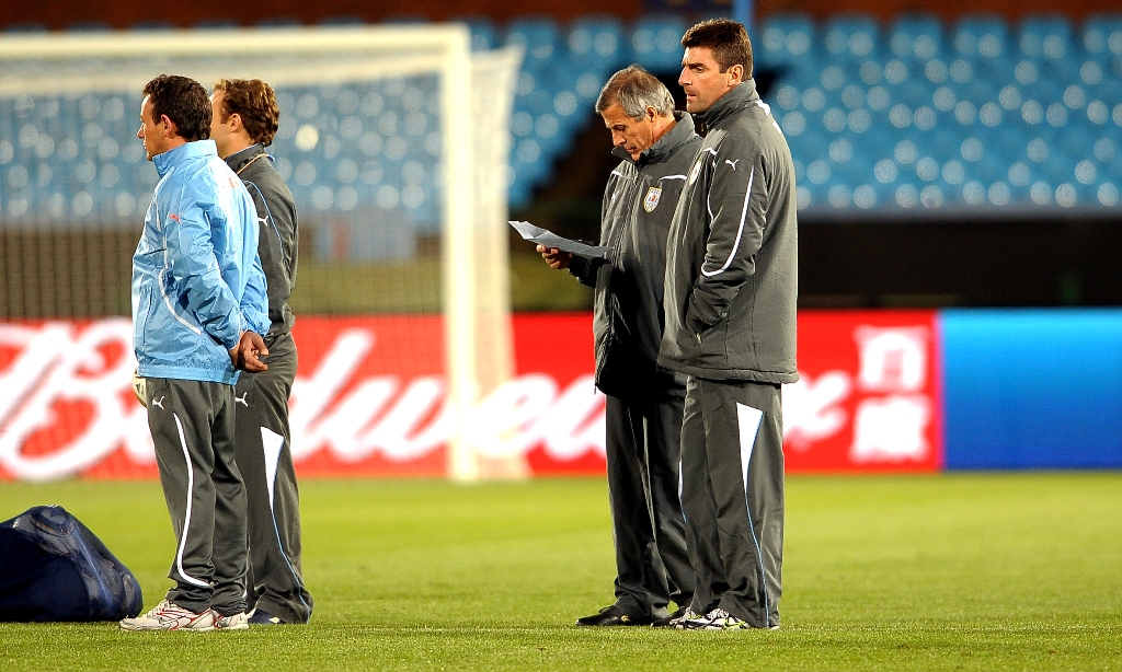 Oscar Tabárez y Mario Rebollo en el reconocimiento del estadio en Pretoria. Foto: Gerardo Pérez.