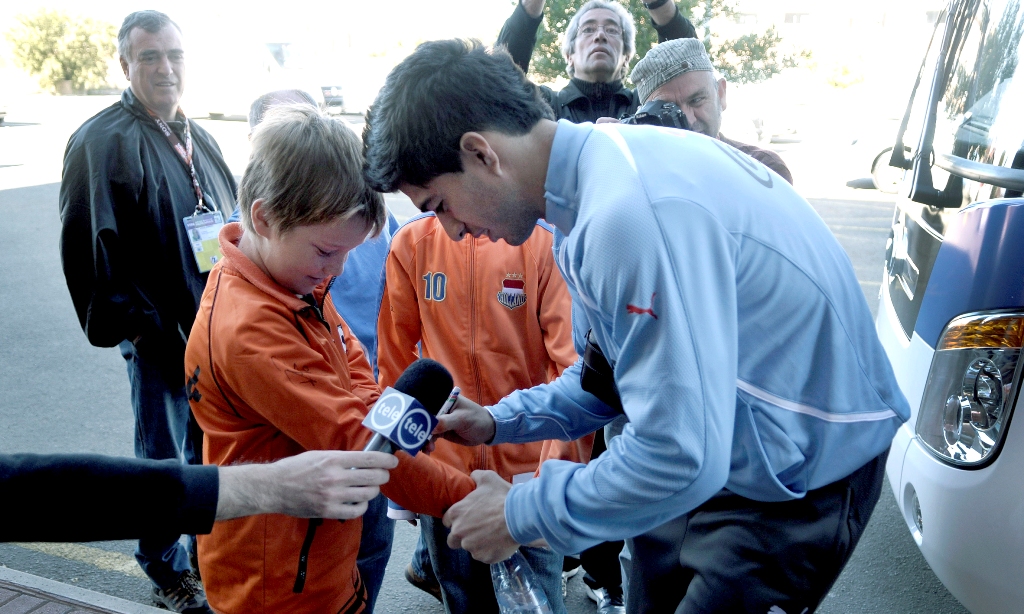 Luis Suárez firmando autógrafos tras un entrenamiento de Uruguay. Foto: Gerardo Pérez.