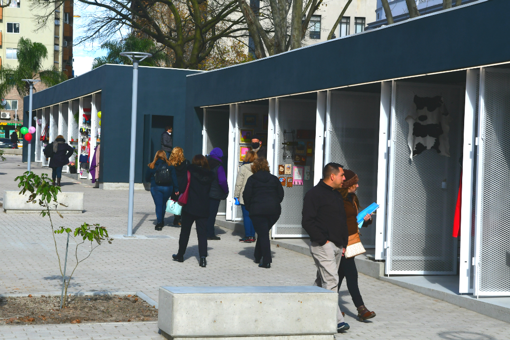 Ni "techitos" ni verdes, una nueva feria frente al BHU. Foto: Francisco Flores