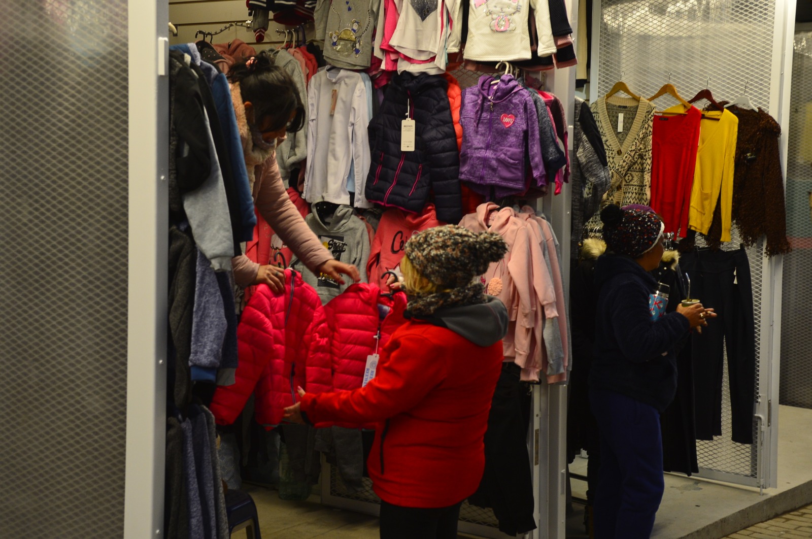 Ayer fue reinaugurada la feria de ropa y artesanías ubicada frente al Banco Hipotecario. Foto: Gerardo Pérez
