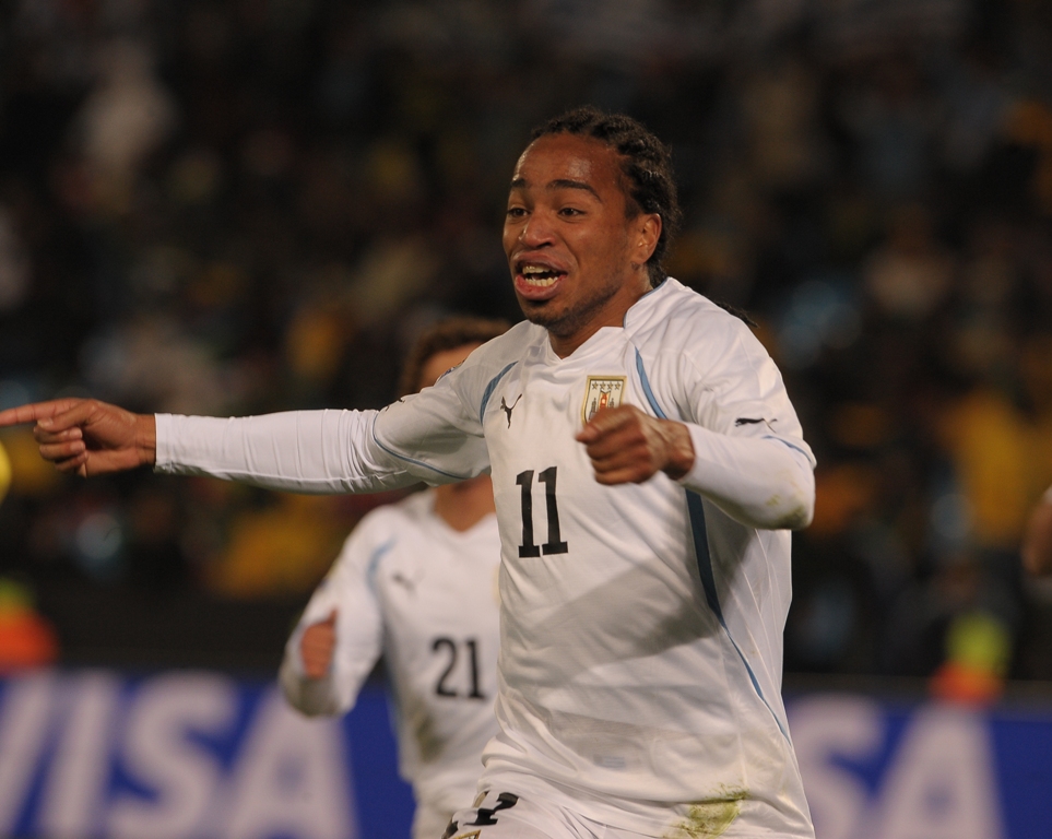 Álvaro Pereira puso el 3-0 de Uruguay frente a Sudáfrica en 2010. Foto: Gerardo Pérez.