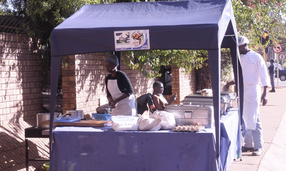 Puestos de comida en los alrededores del estadio de Pretoria, donde jugaron Uruguay y Sudáfrica. Foto: Gerardo Pérez