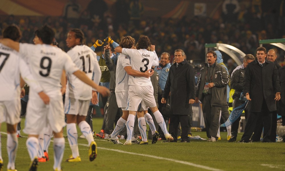 El festejo del banco de suplentes de Uruguay junto a Diego Forlán por el primer gol ante Sudáfrica. Foto: Gerardo Pérez