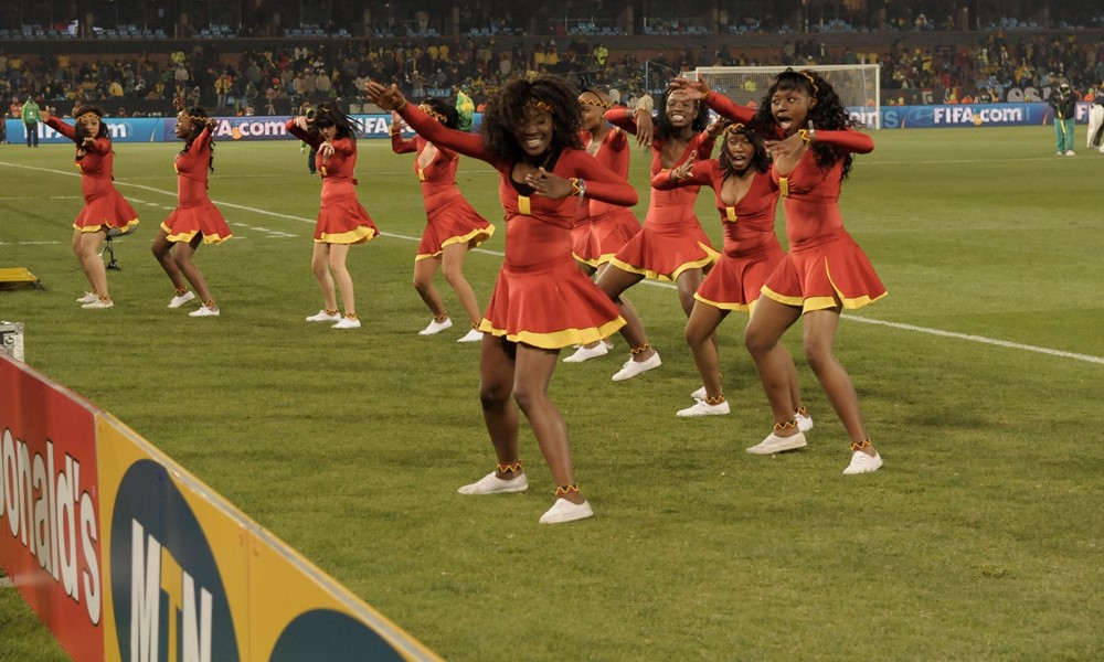 En el entretiempo un conjunto de bailarinas realizó un espectaculo para los hinchas de Uruguay y de Sudáfrica. Foto: Gerardo Pérez