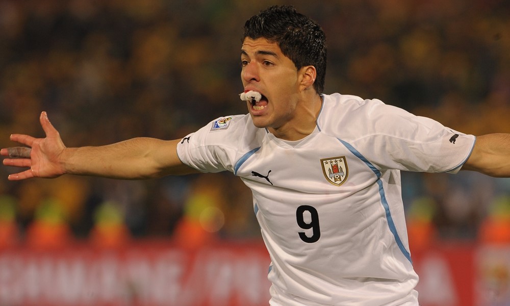 Luis Suárez fue atendido por los médicos y debió jugar con una gasa por un corte en la boca. Foto: Gerardo Pérez