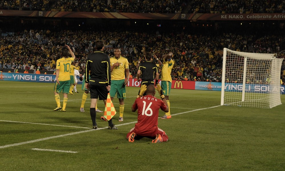 Itumeleng Khune se lamenta tras el penal ante Luis Suárez por el que fue expulsado. Foto: Gerardo Pérez