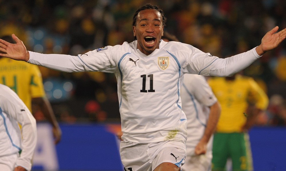 Álvaro Pereira festeja con ganas su gol ante Sudáfrica. Foto: Gerardo Pérez