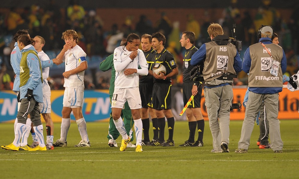 Tras el final del partido, Álvaro Pereira se da un beso en el escudo uruguayo ante las cámaras de TV. Foto: Gerardo Pérez