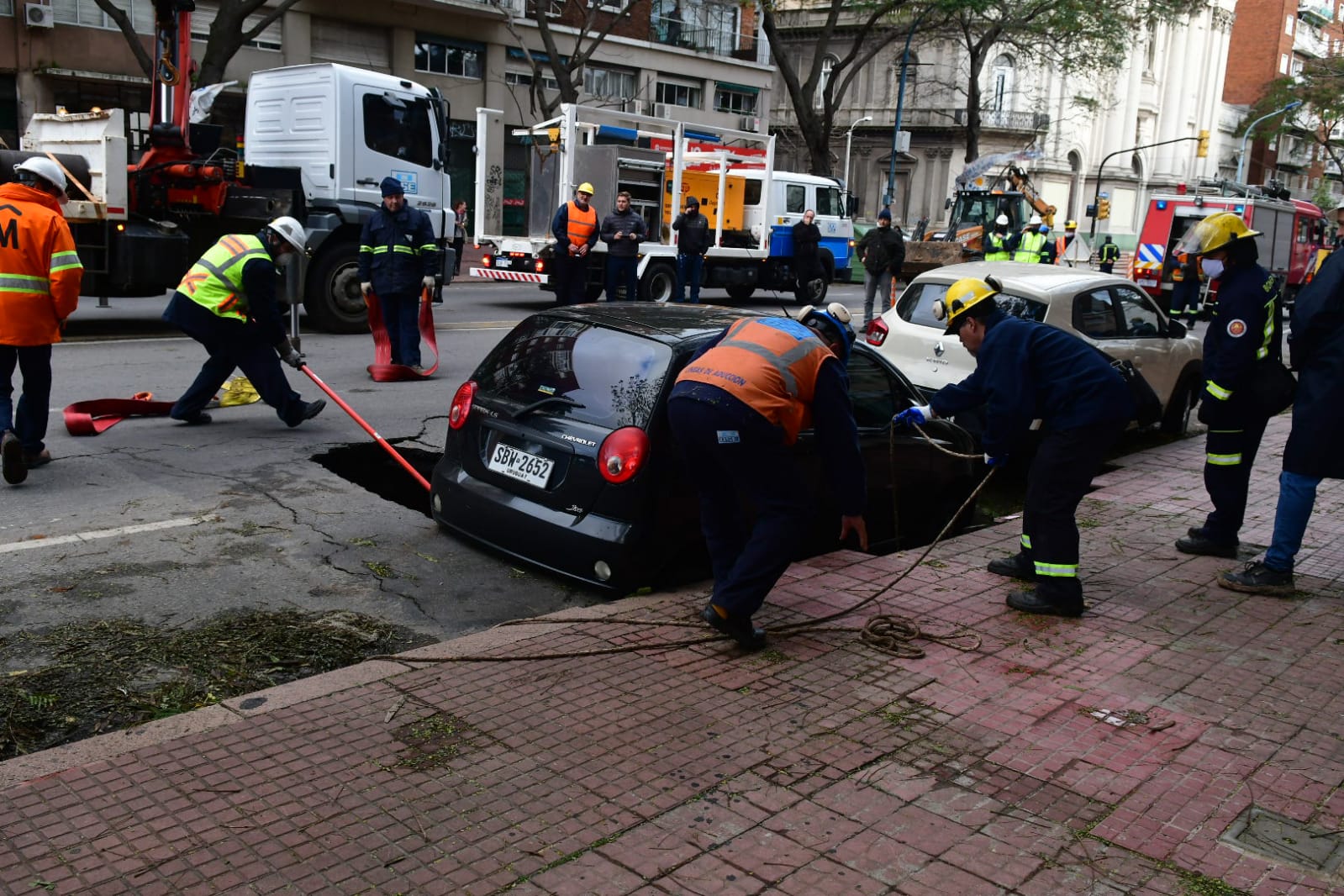 Auto quedó suspendido tras hundirse el pavimento. Foto: Francisco Flores