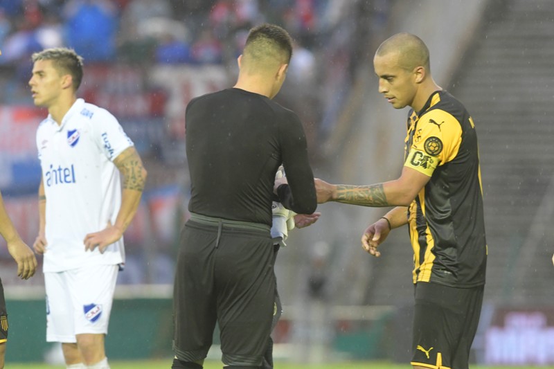 El momento del cambio de camiseta entre Dawson y Pereira. Foto: Gerardo Pérez.