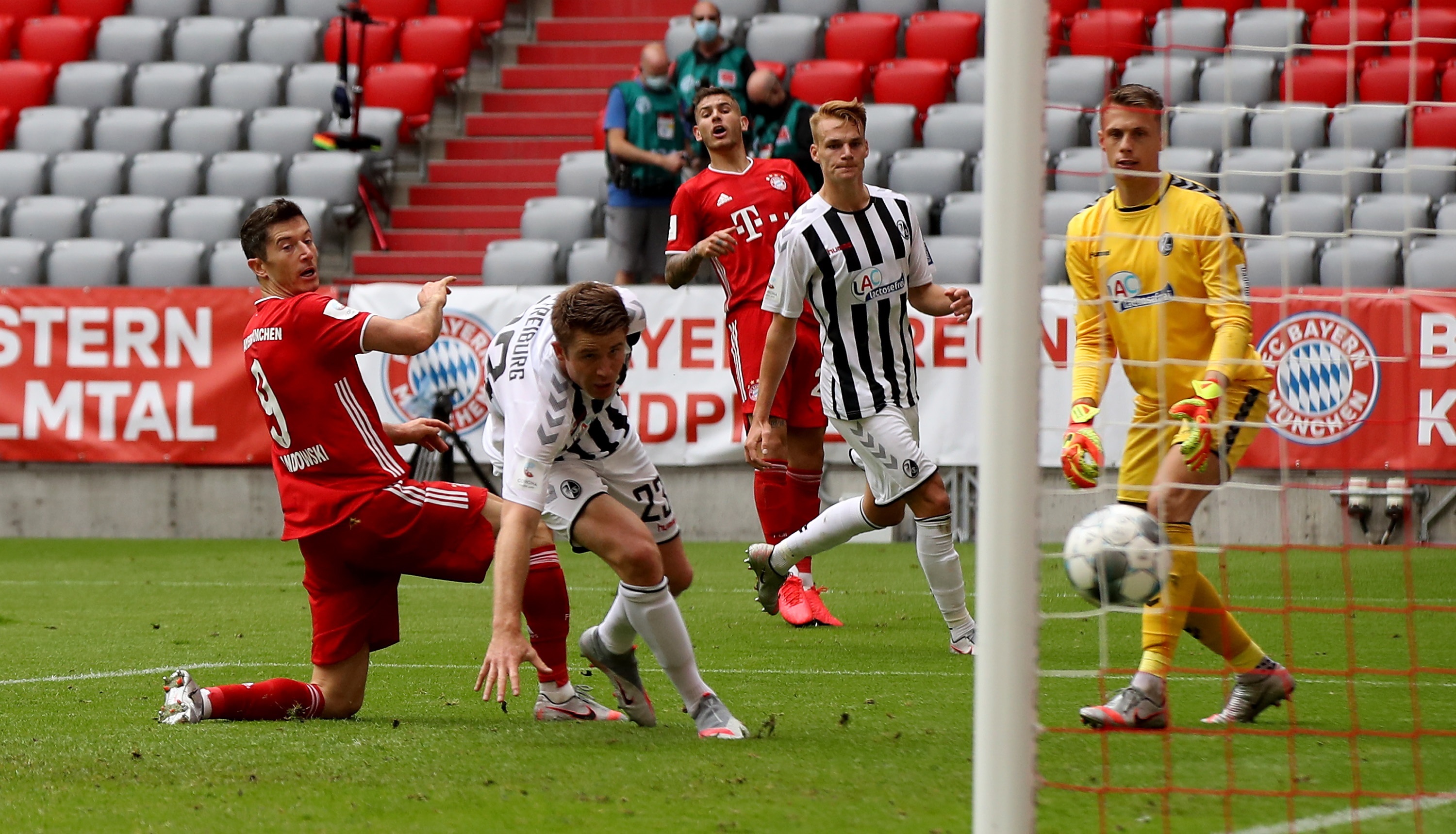 Robert Lewandowski convirtió un doblete para el Bayern Múnich. Foto: EFE.