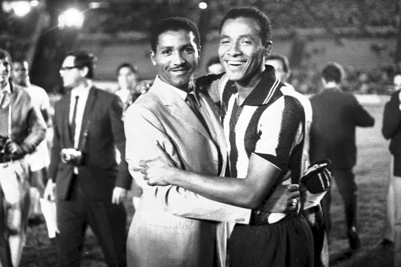 Alberto Spencer junto a Juan Joya. Foto: Archivo El País.