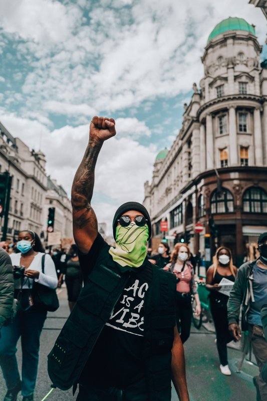Lewis Hamilton en una marcha en Londres