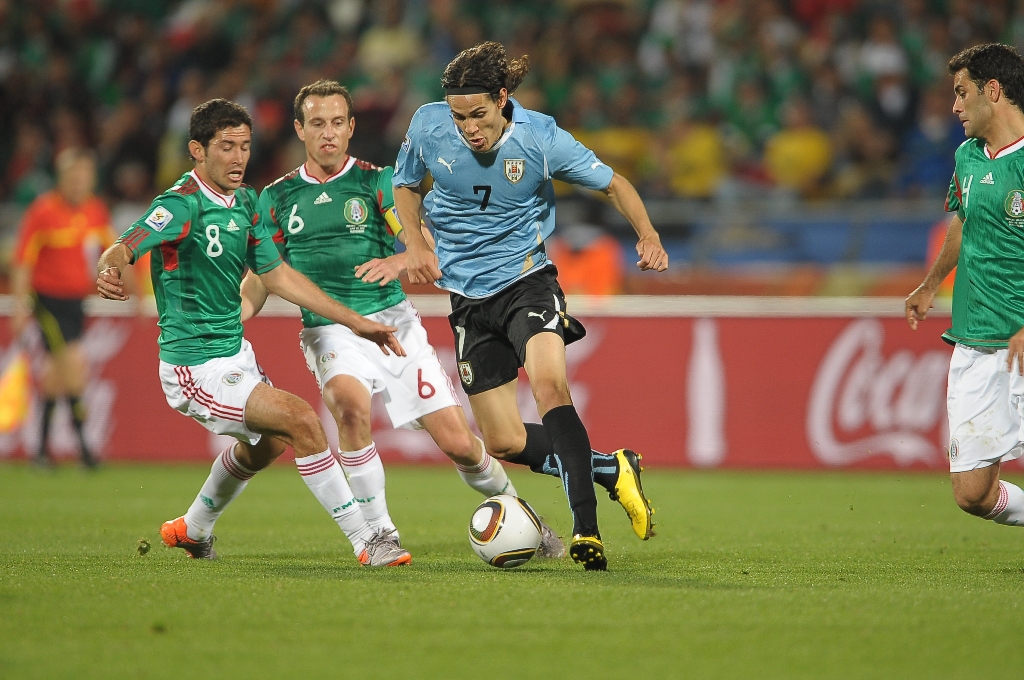 Edinson Cavani en acción en el encuentro frente a México en Sudáfrica 2010. Foto: Gerardo Pérez.
