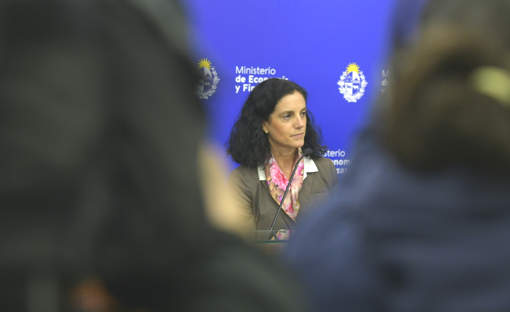 La ministra de Economía, Azucena Arbeleche destacó la oportunidad de la operación. Foto: Gerardo Pérez