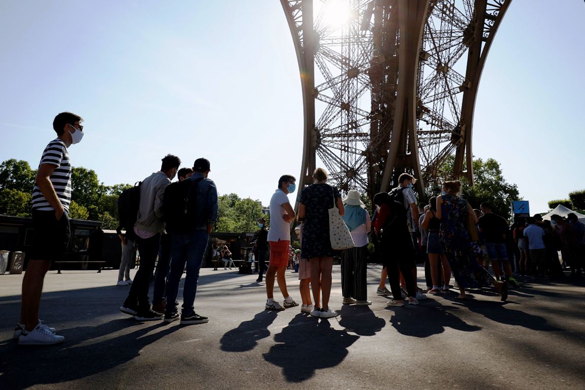 La Torre Eiffel volvió a recibir público tras un cierre de tres meses. Foto: AFP.