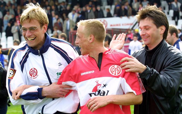 Un joven Jürgen Klopp como entrenador del Mainz de Alemania.