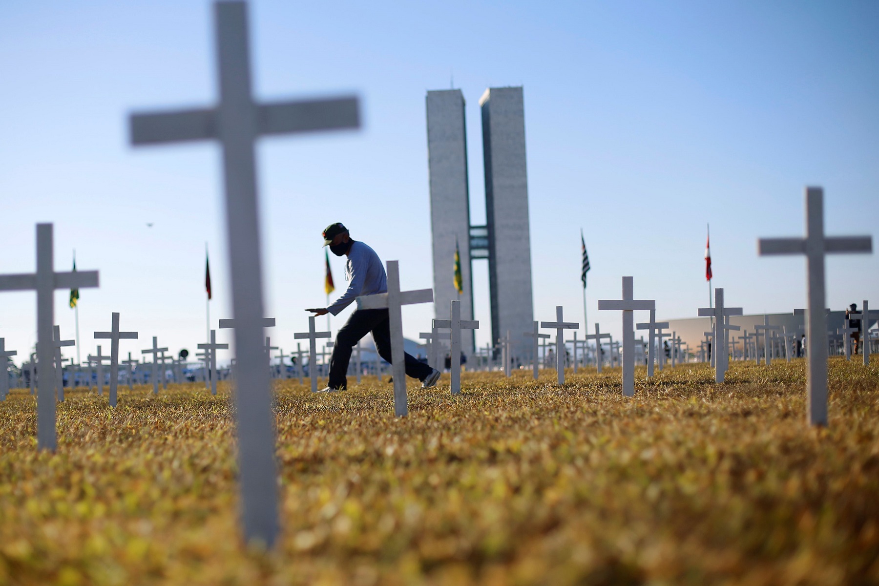 Mil cruces clavadas frente al Congreso brasileño como parte de una manifestación recordaron ayer las más de 57.000 víctimas que el coronavirus ha dejado en Brasil. Foto: Reuters