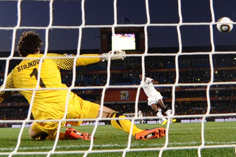 El penal que convirtió Asamoah Gyan ante Serbia. Foto: Archivo El País.