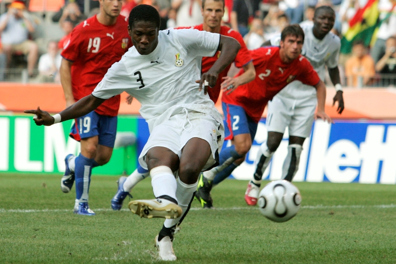 El remate de Gyan ante Republica Checa que terminó dando en el palo. Foto: Archivo El País.
