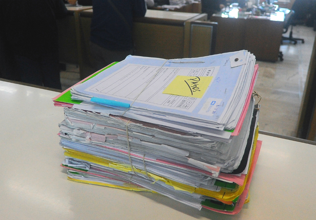 Expedientes acumulados en la Dirección General Impositiva. Foto: Fernando Ponzetto
