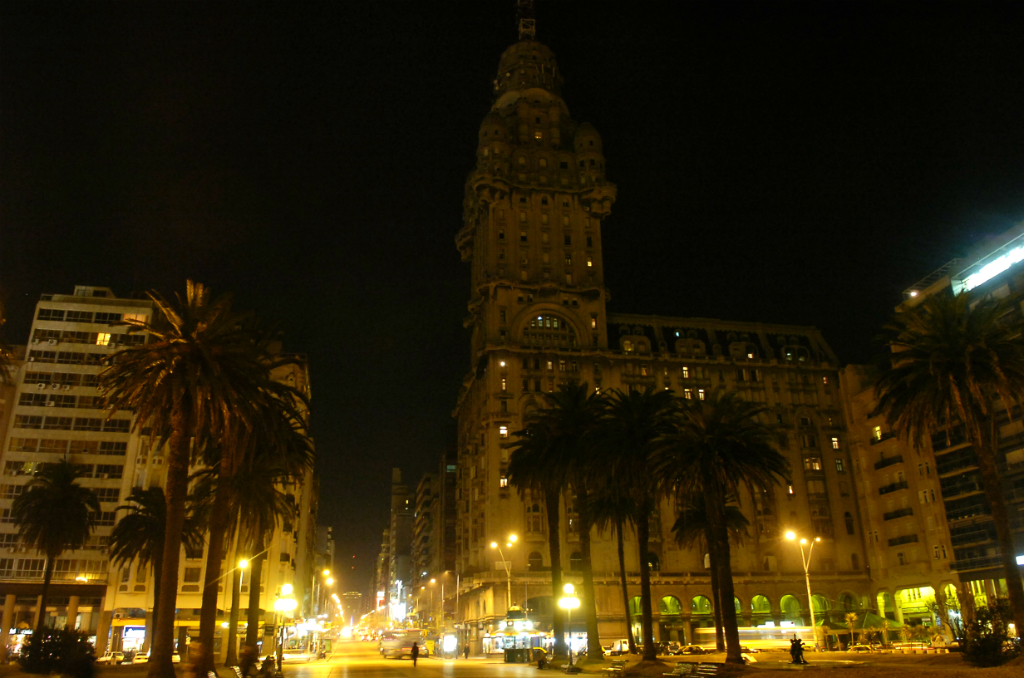 La Intendencia de Montevideo pretende invertir US$ 21,5 millones para cambiar las luminarias de toda la ciudad. Foto: Nicolás Pereyra