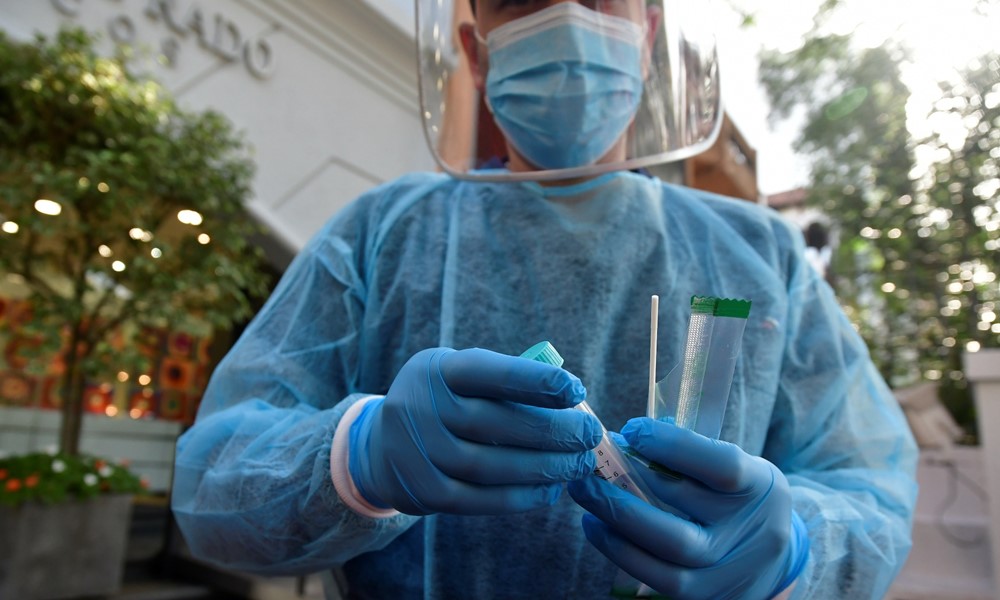 Exámen de coronavirus realizado en Uruguay. Foto: Fernando Ponzetto