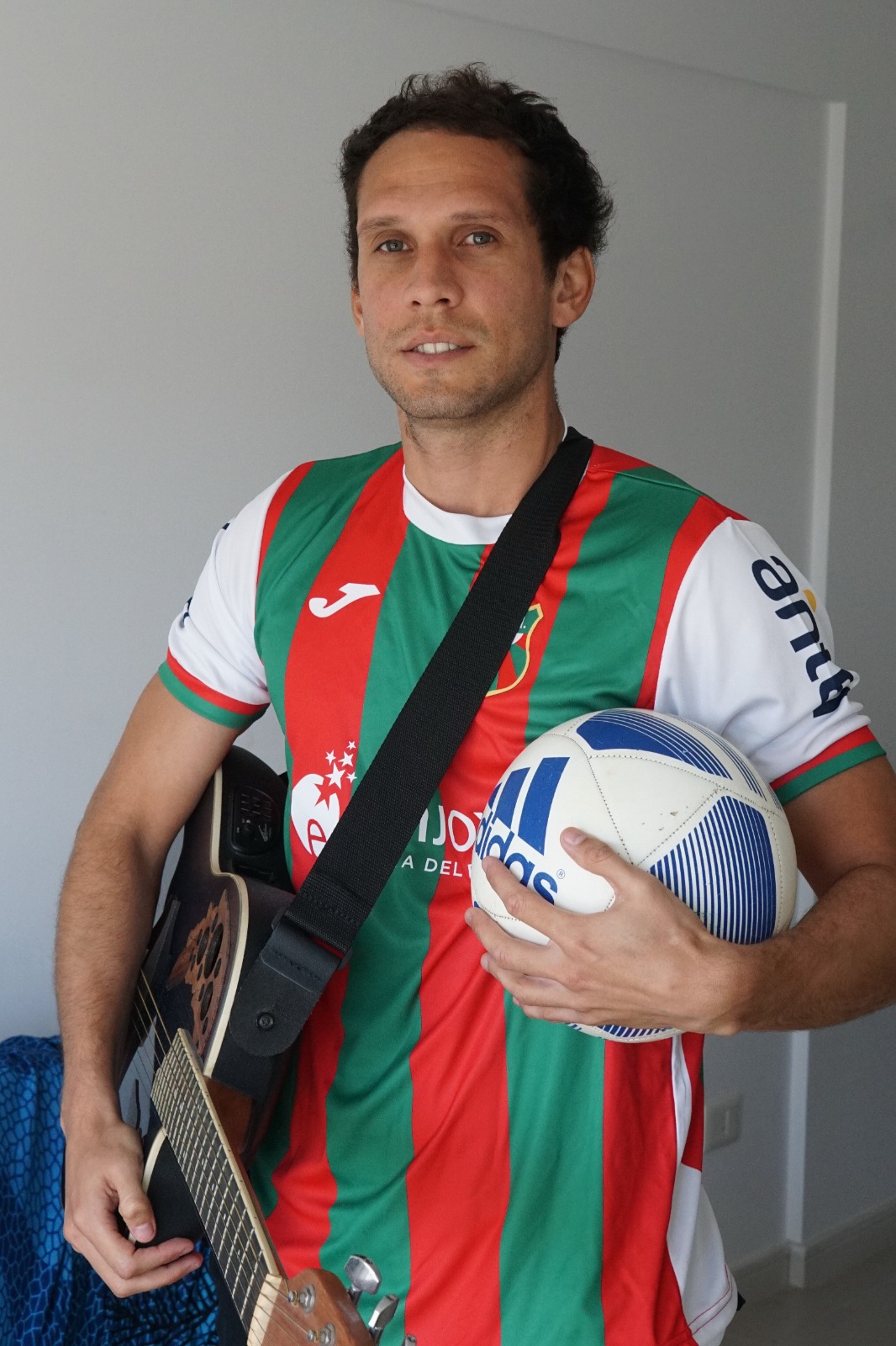 Gastón Pagano con la camiseta del Depor, guitarra y pelota. Foto: Ricardo Figueredo.