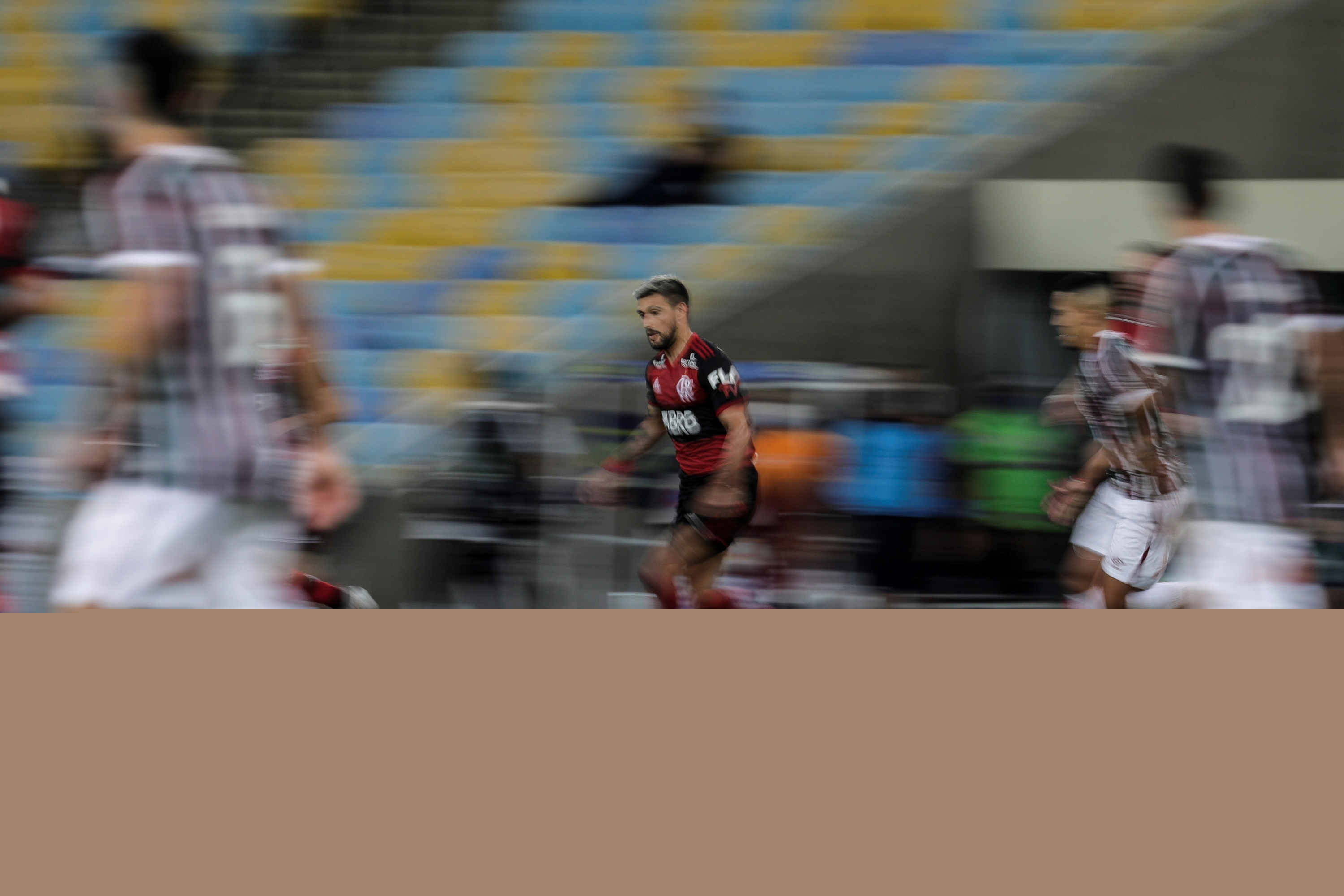 Giorgian De Arrascaeta enla final de la Taça Río. Foto: EFE.