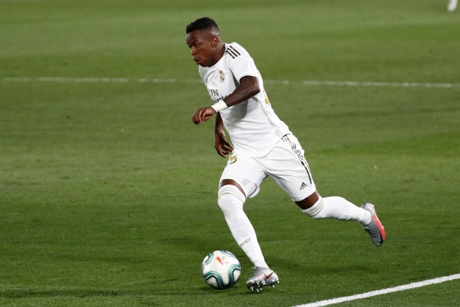 Vinicius en plena carrera hacia el arco rival