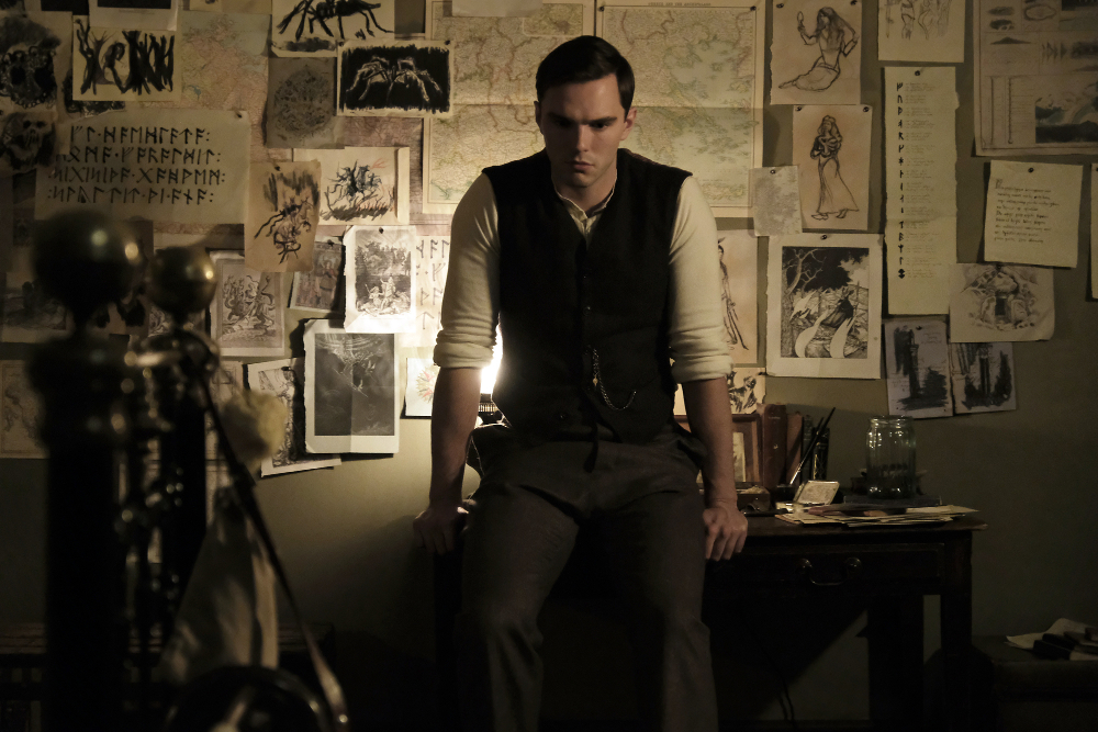 Nicholas Hoult interpreta a J.R.R. Tolkien en la película sobre su vida. Foto: Difusión