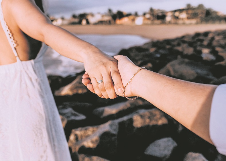 Un gesto tan simple como un abrazo o tomarse de la mano se volvió imposible.